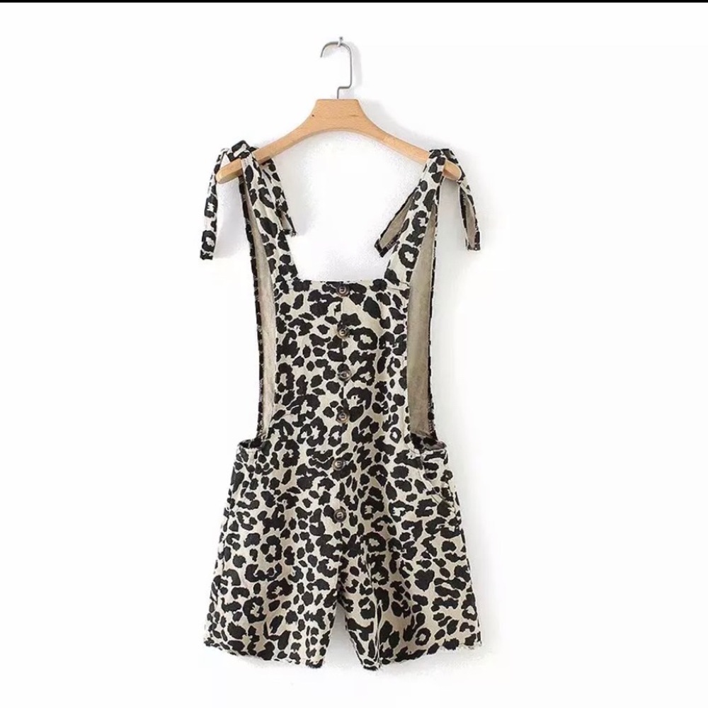 Very cute jumpsuit NEW, tiger, leopard print